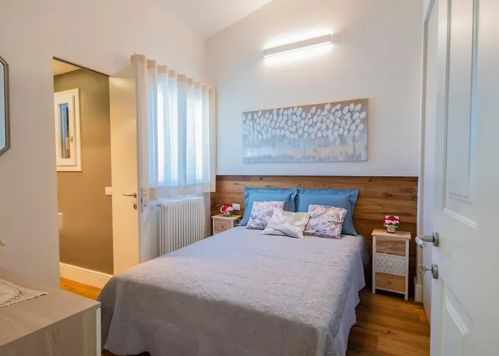 Oltrarno Lily Suite